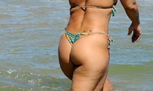   Viviane Araújo exibe celulite na praia com o namorado