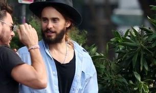 Vocalista da 30 Seconds to Mars, Jared Leto passeia pelo Rio e é cercado por fãs