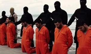 Estado Islâmico decapita 21 cristãos em vídeo e banha mar de sangue