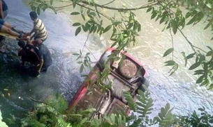 Carro sai do Plaza e cai no igarapé do Mindu