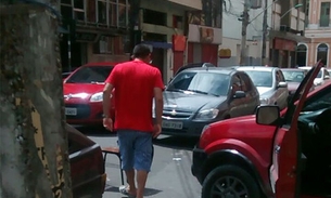 ‘Dono da rua’ cobra estacionamento no centro