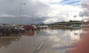Estacionamento do aeroporto Eduardo Gomes alaga e provoca queda