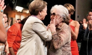 Equipe de 'Babilônia' se emociona durante beijo gay entre veteranas