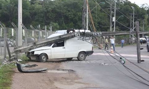 Fiorino derruba três postes e danifica passarela no Distrito Industrial