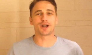 James Franco fica nu para participar do 