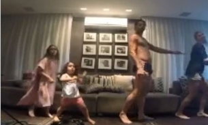 Jogador Fred arrasa dançando de sunga em vídeo