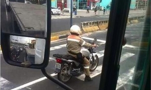 Guarda de trânsito é fotografado sobre a faixa de pedestre, parado