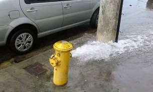 Hidrante quebrado ‘lava’ rua no Centro