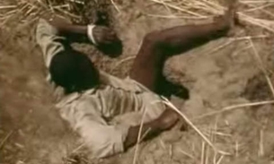 Tribo africana caça cobras com isca humana 