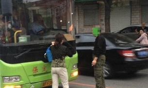 Idoso para trânsito em manifesto por falta de  respeito na China