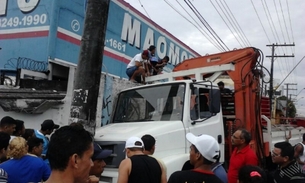 Caminhão perde direção, bate em poste fere mulher com gravidade
