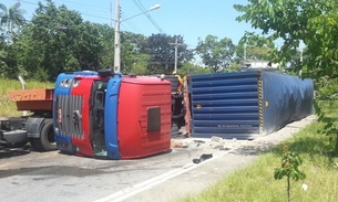 Carreta tomba na avenida das Torres