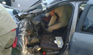 Homem fica preso nas ferragens depois bater em poste e capotar veículo