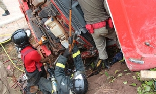 Acidente na BR-174 deixa motorista preso na cabine