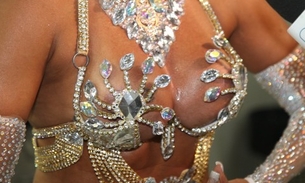  Rainha das plásticas e da Império, Ângela Bismarchi exibe fantasia de R$ 90 mil