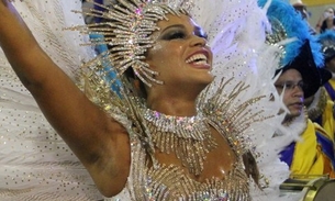 À frente da bateria da Unidos da Tijuca, Juliana Alves se emociona em desfile