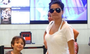 Thammy Miranda é clicada no maior amasso com a namorada em camarote