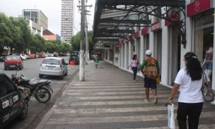 Comerciantes usam calçada como extensão de lojas