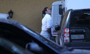 Thiago Lacerda é flagrado dando ajeitada indiscreta em partes íntimas