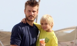  Rodrigo Hilbert curte o dia com os filhos e esposa na praia