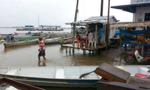 Águas do rio Amazonas invadem bairro Jauary, em Itacoatiara