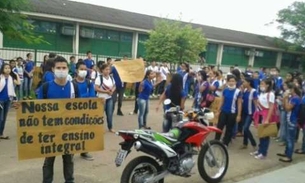 Fossa transborda e alunos fazem protesto