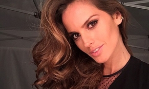 Izabel Goulart usa vestido com recortes e levanta a dúvida: Cadê a calcinha?