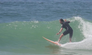 Vladimir Brichta mostra habilidade ao surfar em praia do Rio