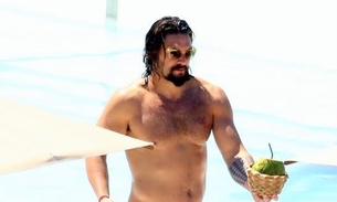 Depois de ir à praia, Jason Momoa curte piscina em hotel de luxo no Rio