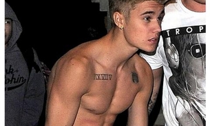 Sem camisa, Justin Bieber mostra tatuagens e comemora 19 anos em Londres