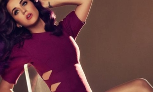 Katy Perry mostra foto de saco de suplementos que toma diariamente para manter corpão