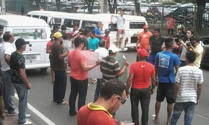 Kombeiros fazem manifestação na avenida Brasil
