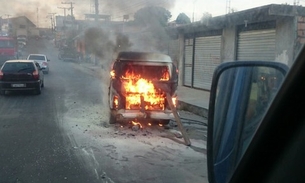 Kombi é destruída pelo fogo na Cidade de Deus