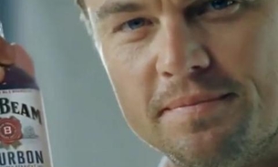 Leonardo DiCaprio joga charme em campanha de uísque