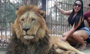 Mulher Melancia visita zoológico argentino e posa com leão