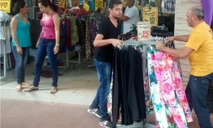 Loja de confecções expõe produtos na calçada e é multada pela quinta vez