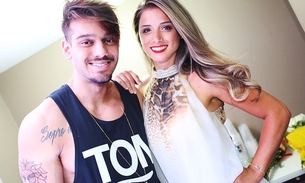 Após polêmicas, Angela Souza recebe flores e dança coladinha com Lucas Lucco em show