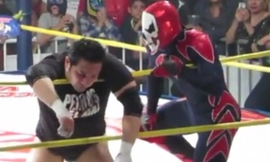 Tragédia: lutador morre no ringue após receber voadora; assista 