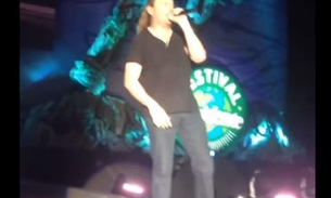 Vocalista do Maná cai do palco durante show