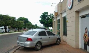 Donos de veículos usam calçadas como estacionamento em Manacapuru