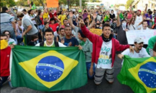 Gás lacrimogêneo e balas de borracha contra manifestantes no Maracanã