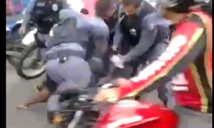 Policiais usam de força bruta para imobilizar agressor de passantes