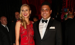Rápido, Ronaldo Fenômeno aparece com nova namorada em baile de gala