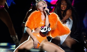 Miley Cyrus abre turnê em São Paulo regada a palavrões e cenas eróticas