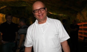 Marcelo Tas apalpa assistente de palco no 