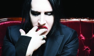 Marilyn Manson faz amor cinco vezes por dia e sem tirar a cueca