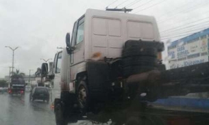 Carreta transporta cavalo mecânico sem nenhuma segurança