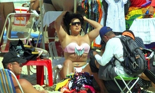 Mulher Melancia exibe pernões e gordurinhas em dia de praia