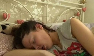Inglesa sofre da síndrome de Kleine-Levin e dorme até três semanas sem parar