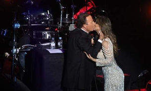 Cantora Vina Calmon se surpreende com selinho de Julio Iglesias